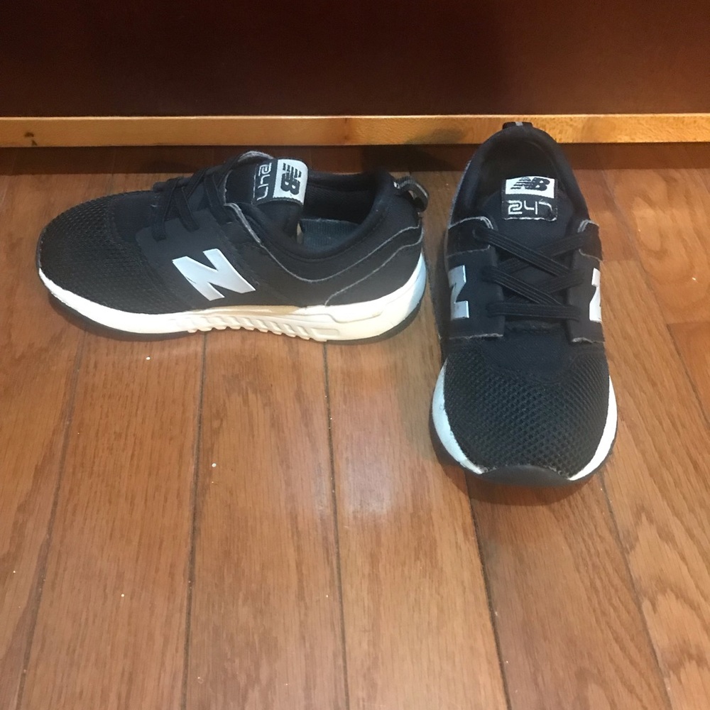 New Balance tennis shoes